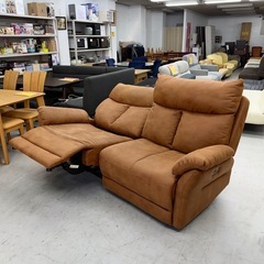 【美品‼️】定価132,000円♪ ビッグウッド 200cm幅2人掛け電動リクライニングソファ 2モーター USBポート付き レザーファブリック製ブラウン♪の画像