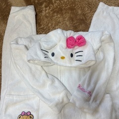 キティちゃんつなぎパジャマの画像