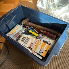 工具箱付き ドライバー　金づち　釘　六角レンチ　など　まとめての画像