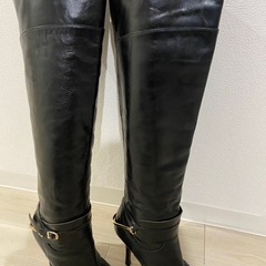ブラック ニーハイ ロングブーツ／金具付き／ハイヒール／脚長効果の画像