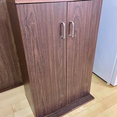 【直接引渡し】扉収納付き本棚 市場価格15,780円 大容量の画像