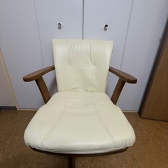 ダイニングテーブルと椅子4つのセットの画像