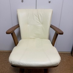 ダイニングテーブルと椅子4つのセットの画像