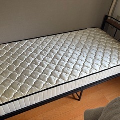 鉄フレームベッドの画像