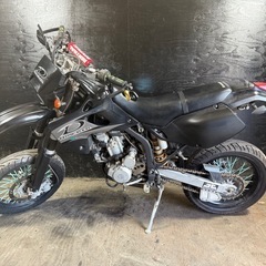 ★支払総額24.8万円★定休日なし！いつでも現車確認可能です！ カワサキ Dトラッカー250 黒 LX250E 社外マフラー！ 社外ウィンカー！ 社外ミラー！ ナックルガード！ 何をしても最強！！モタード！！の画像