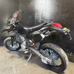 ★支払総額24.8万円★定休日なし！いつでも現車確認可能です！ カワサキ Dトラッカー250 黒 LX250E 社外マフラー！ 社外ウィンカー！ 社外ミラー！ ナックルガード！ 何をしても最強！！モタード！！の画像