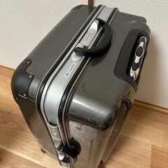 スーツケース(キャリーケース) キャスターカバー破損ありの画像