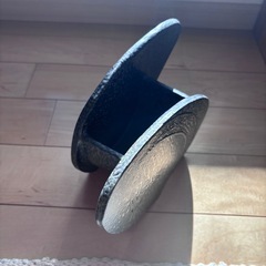 黒釉 花器／フラワーベース　模様入りデザイン　陶器の画像