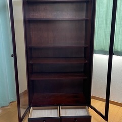 ガラス扉付きのブックシェルフの画像