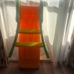 折りたたみ室内滑り台&取り外し子供机セット
の画像