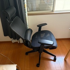 黒色椅子の画像