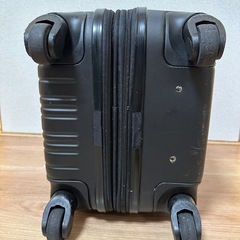 スーツケース(キャリーケース)キャスターカバー破損ありの画像