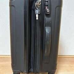 スーツケース(キャリーケース)キャスターカバー破損ありの画像