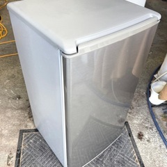 お引取り限定 21年製 AQUA アクア 75L 1ドア冷蔵庫 AQR-8K ブラッシュシルバー 右開き の画像