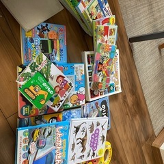 トミカ、絵本、子供のおもちゃ類の画像