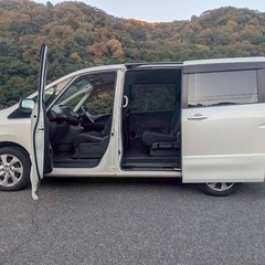 8人乗り☆月々1.2万円〜分割払い可❗️車検2年付き！大人気☆日産 セレナ ハイウェイスター☆8人乗り☆HDDナビ☆走行中DVD見れます☆便利☆バックカメラ☆ドラレコ付きのフル装備☆両側電動スライドドア☆クルーズコントロール搭載☆ウィンカーミラー☆フル装備☆純正アルミ☆車内広々三列シート‼️の画像
