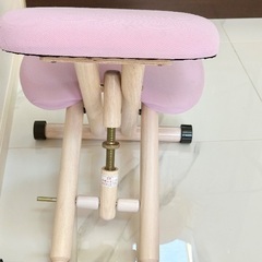 ニトリ　学習椅子　バランスチェアの画像