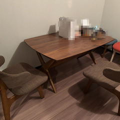 ダイニングテーブルとチェアセット（別売り）です。の画像