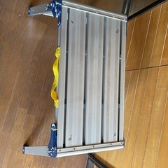 アルミ製 折りたたみ踏み台／軽量・持ち手付き・安定感◎の画像