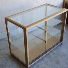 ガラスのショーケースの画像