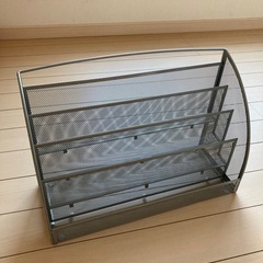 雑誌・メニュー・チラシ・書類　等々用ラック 四段メッシュシルバーの画像