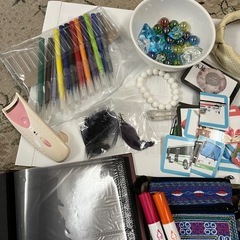 至急‼️写真のもの全て お引き取り頂ける方！！しっかりベルト、ペン、ピアス、パワーストーン，アルバム の画像