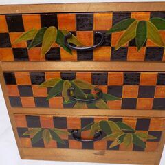 市松模様 竹柄 3段引き出し　経年品　巾305mm　奥行295mm　高さ310mm　【非対面取引です】の画像