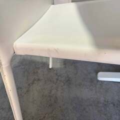 人気白色Ikeaダイニングテーブル＆あずま工芸ブライトスタッキングチェア4脚セットUsedの画像