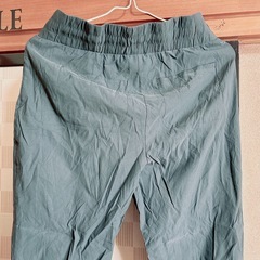 MODERN AMBITION グリーン カジュアルパンツ Sサイズの画像