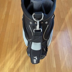 ゴルフバッグとパター練習用マットの画像