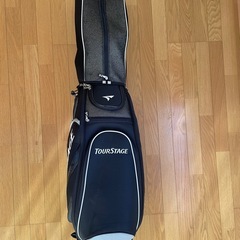 ゴルフバッグとパター練習用マットの画像