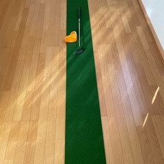 ゴルフバッグとパター練習用マットの画像