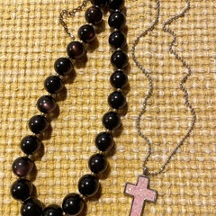 アクセサリーと新品コスメの画像