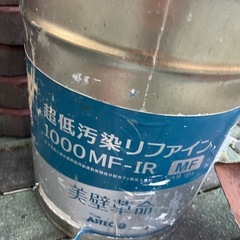 スコップ、つるはし、塗料の画像