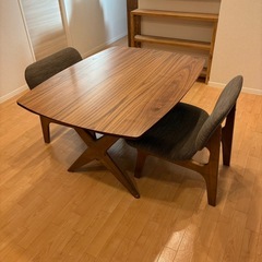 ニトリ　ダイニングテーブル　イス2脚セットの画像