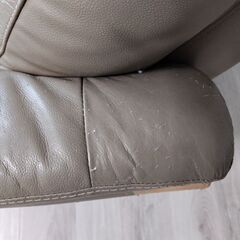 ニトリ2人掛けソファ（革製）の画像