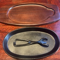 【新品】ステーキ皿セット×2組（鉄板＋木台）箱汚れあり／未使用の画像