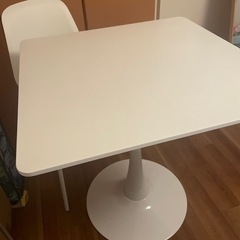 ダイニングテーブルの画像