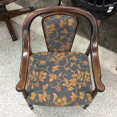 【カリモクのコロニアルシリーズ】ダイニングチェア カリモク　コロニアル チェア　椅子　イス　布製　花柄：ブラウンの画像