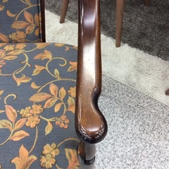 【カリモクのコロニアルシリーズ】ダイニングチェア カリモク　コロニアル チェア　椅子　イス　布製　花柄：ブラウンの画像