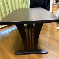 ニトリダイニングテーブル、イス2脚の画像