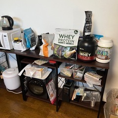 【無料】電子レンジ➕ケトル➕食器など➕キッチン棚2台＋テーブル＋椅の画像