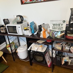 【無料】電子レンジ➕ケトル➕食器など➕キッチン棚2台＋テーブル＋椅の画像