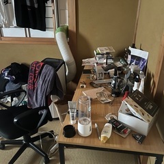 【無料】電子レンジ➕ケトル➕食器など➕キッチン棚2台＋テーブル＋椅の画像