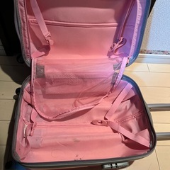ピンクのキャリーケースの画像