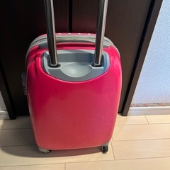 ピンクのキャリーケースの画像
