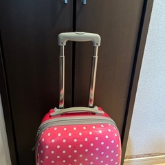 ピンクのキャリーケースの画像