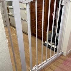 箱付きKATOJI ベビー安全ゲートの画像