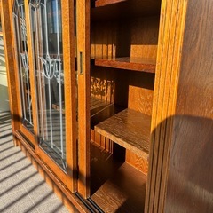 食器棚　アンティーク　ステンドグラスのスライドドアの画像