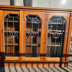 食器棚　アンティーク　ステンドグラスのスライドドアの画像